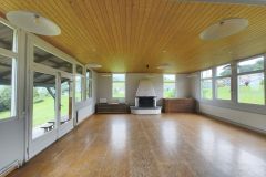 Aufenthalt-gegen-Cheminee-mit-Wand-neu
